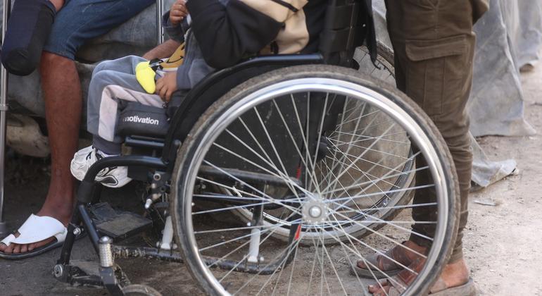 طفل فلسطيني في غزة على مقعد متحرك، أثناء فعالية بمناسبة اليوم الدولي للأشخاص ذوي الإعاقة